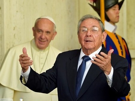 Chủ tịch Cuba tới Vatican, cảm ơn Giáo hoàng giúp nối lại quan hệ với Mỹ - 1 Giáo hoàng Francis (trái) đi cùng Chủ tịch Cuba Raul Castro sau cuộc gặp kín (Ảnh: AFP)