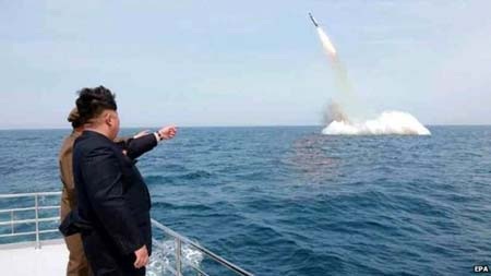 Vừa thử tên lửa phóng từ tàu ngầm, Triều Tiên lại bắn 3 tên lửa tầm ngắn - 1 Ông Kim Jong-un thị sát vụ phóng tên lửa từ tàu ngầm (Ảnh:
