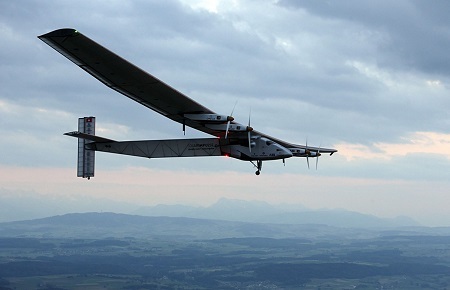 Solar Impulse 2 đang hướng tới mục tiêu chinh phục Thái Bình Dương (Ảnh: AFP)