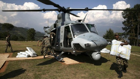 Tìm thấy trực thăng cứu trợ Mỹ mất tích tại Nepal - 1 Một chiếc UH-1Y Huey của lính thủy đánh bộ Mỹ tham gia cứu trợ tại Nepal (Ảnh: AP)