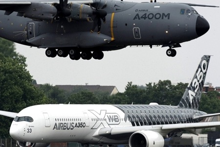 Triển lãm hàng không Paris tưng bừng khai mạc - 11 Một chiếc A400M đang hạ cánh trong khi chiếc A350 đang di chuyển ra đường băng. (Ảnh: