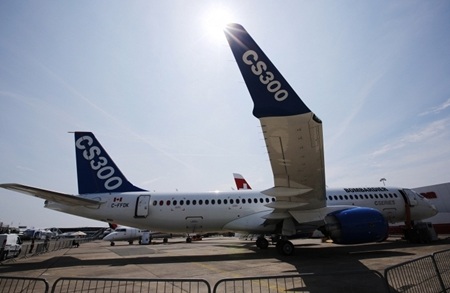 Triển lãm hàng không Paris tưng bừng khai mạc - 3 Bombardier CS300 đến từ Canada. (Ảnh: