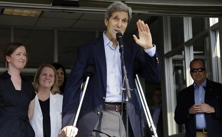 Ngoại trưởng Mỹ xuất viện sau tai nạn gãy chân - 1 Ngoại trưởng Mỹ John Kerry phát biểu với báo giới khi xuất viện (Ảnh: AP)