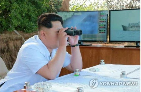 Lãnh đạo Triều Tiên thị sát thử tên lửa chống hạm “siêu hiện đại” - 1 Ông Kim Jong-un theo dõi vụ thử tên lửa (Ảnh: