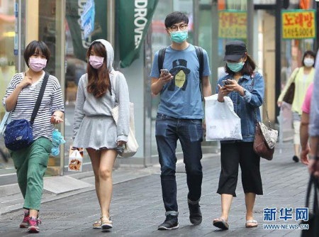 Du lịch Hàn Quốc điêu đứng vì dịch MERS - 1 Nhiều người dân Seoul luôn đeo khẩu trang khi ra đường (Ảnh: Xinhua)