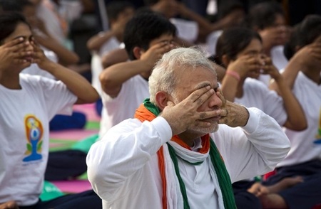 Thủ tướng Ấn Độ tham gia ngày Yoga quốc tế - 4 Hai đại diện tổ chức kỷ lục thế giới Guiness tại New Delhi để ghi nhận kỷ lục (Ảnh: