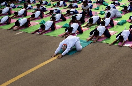 Thủ tướng Ấn Độ tham gia ngày Yoga quốc tế - 7 Hai đại diện tổ chức kỷ lục thế giới Guiness tại New Delhi để ghi nhận kỷ lục (Ảnh: