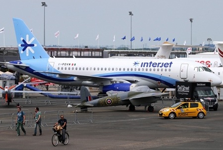 Triển lãm hàng không Paris tưng bừng khai mạc - 15 Nga tiếp tục trưng bày mẫu máy bay thương mại Sukhoi Superjet100. (Ảnh: