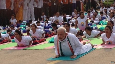 Thủ tướng Ấn Độ tham gia ngày Yoga quốc tế - 6 Hai đại diện tổ chức kỷ lục thế giới Guiness tại New Delhi để ghi nhận kỷ lục (Ảnh: