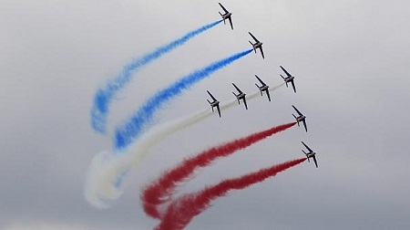 Triển lãm hàng không Paris tưng bừng khai mạc - 17 Đội bay biểu diễn nước chủ nhà phun khói màu quốc kỳ Pháp. (Ảnh: