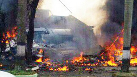 Máy bay cháy dữ dội sau khi lao xuống đất, phá hủy ít nhất 2 ngôi nhà (Ảnh: