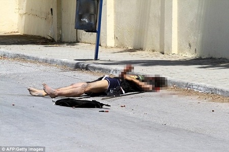 Rất đông du khách nước ngoài đang rời Tunisia sau vụ xả súng (Ảnh: