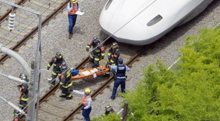 Các nhân viên cứu hộ đưa người bị thương xuống tàu (Ảnh: