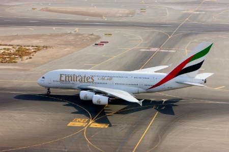 Máy bay A380 chở hơn 500 người hạ cánh khẩn cấp tại Sri Lanka - 1 Một chiếc A380 của Emirates trên đường băng. (Ảnh: