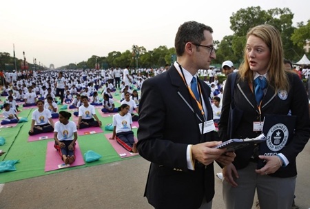 Thủ tướng Ấn Độ tham gia ngày Yoga quốc tế - 10 Hai đại diện tổ chức kỷ lục thế giới Guiness tại New Delhi để ghi nhận kỷ lục (Ảnh: