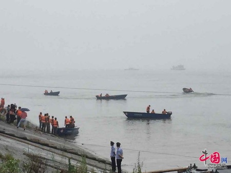 Trung Quốc dốc toàn lực giải cứu nạn nhân vụ chìm tàu, 5 người đã thiệt mạng - 2 Một số nguồn tin cho biết phà bị lật úp dưới sông sau khi chìm