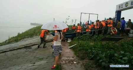 Trung Quốc dốc toàn lực giải cứu nạn nhân vụ chìm tàu, 5 người đã thiệt mạng - 4 Các lực lượng cứu hộ đang được huy động giải cứu khoảng 400 người còn mất tích