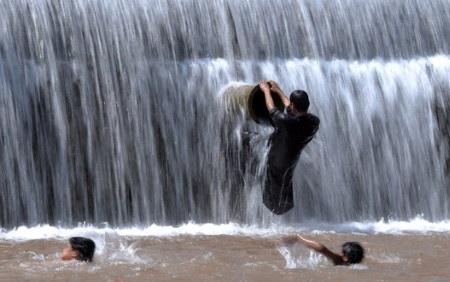 Một nhà xác của tổ chức từ thiện Edhi chật cứng thi thể người tử vong vì nắng nóng (Ảnh: