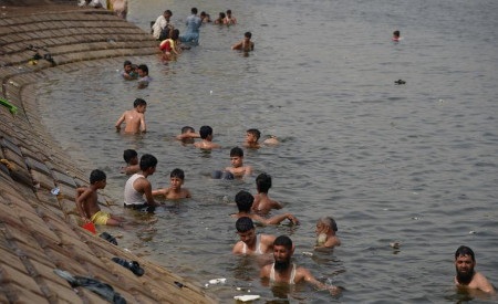 Một nhà xác của tổ chức từ thiện Edhi chật cứng thi thể người tử vong vì nắng nóng (Ảnh: