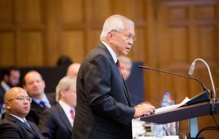 Không khí "nóng" bên trong phòng phân xử vụ kiện "đường lưỡi bò" - 3 Ngoại trưởng Philippines Albert del Rosario phát biểu mở màn vụ kiện