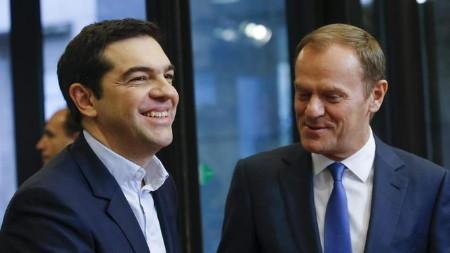 Thủ tướng Hy Lạp Alexis Tsipras (trái) bắt tay Chủ tịch hội đồng EU Donald Tusk (Ảnh: Getty)
