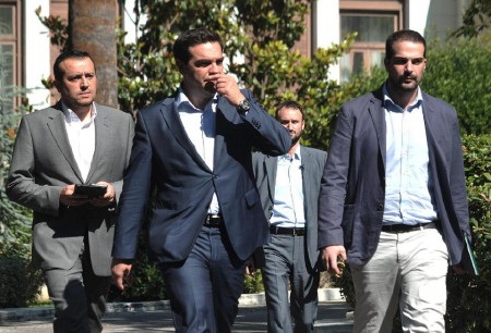 48 giờ phán quyết tương lai Hy Lạp tại Eurozone - 2 Thủ tướng Hy Lạp Tsipras (giữa) sẽ đối mặt với những cuộc đàm phán khó khăn tại châu Âu (Ảnh: AP)