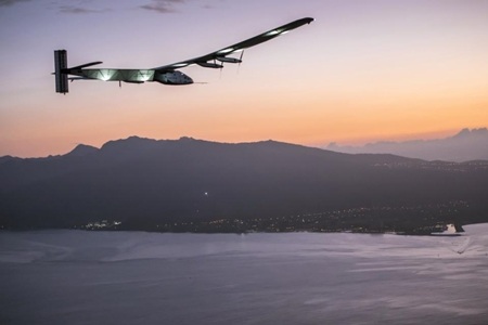 Solar Impulse 2 lập kỷ lục chinh phục Thái Bình Dương - 2 Solar Impulse 2 bay qua đảo Honolulu trước khi hạ cánh (Ảnh: