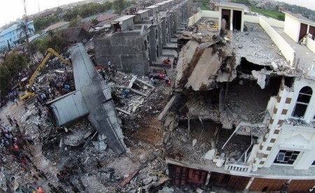 Tổng thống Widodo ra lệnh điều tra tin giá vé cắt cố với thường dân