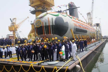 Ấn Độ chi hơn 9 tỷ USD sắm thêm 6 tàu ngầm - 1 Tàu ngầm lớp Scorpene đầu tiên do Ấn Độ tự đóng hạ thủy hồi tháng 4 (Ảnh: The Hindu)