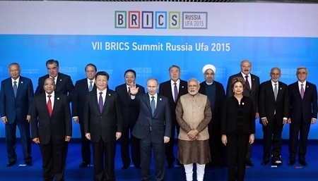 Nhóm BRICS (hàng trước) đang muốn giành thêm quyền lực mềm từ tay phương Tây (Ảnh: Tass)
