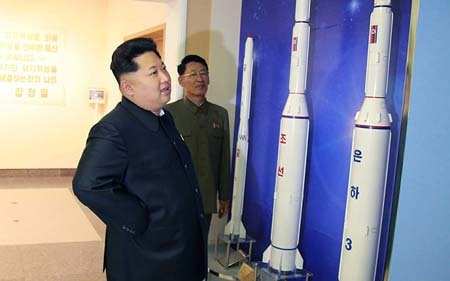Lãnh đạo Triều Tiên Kim Jong-un không tới thăm Nga vì thương vụ tên lửa? - 1 Nhà lãnh đạo Triều Tiên Kim Jong-un trong một lần thị sát trung tâm nghiên cứu vệ tinh (Ảnh: KCNA)