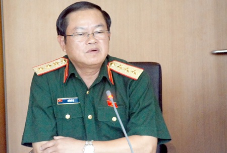 Thượng tướng Đỗ Bá Tỵ - Thứ trưởng Bộ Quốc phòng - phát biểu tại buổi họp tổ