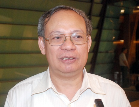 Đại biểu Đinh Xuân Thảo trao đổi với báo chí bên hành lang Quốc hội.