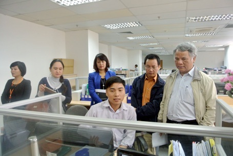 Giám khảo gợi mở hướng phát triển cho các nhóm thí sinh - 1 Giám khảo khảo sát sản phẩm iBOM tại Công ty ECOBA Việt Nam