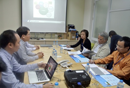 Giám khảo gợi mở hướng phát triển cho các nhóm thí sinh - 2 Khảo sát Mạng giáo dục Việt Nam - VNEDU, giám khảo cho rằng sản phẩm này ngày càng hoàn thiện