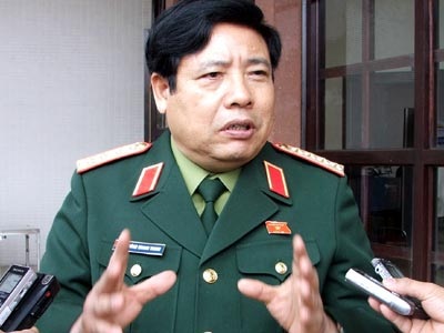 Theo Bộ trưởng Bộ Quốc phòng Phùng Quang Thanh làm sân golf chỉ là tận dụng đất trong sân bay