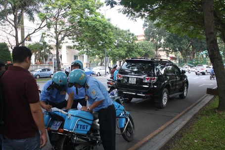 Cơ quan chức năng xử lý xe kinh doanh dịch vụ “taxi Uber” mới đây.