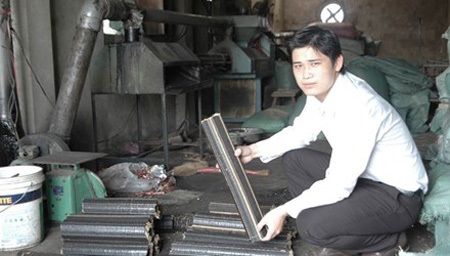 Những tỷ phú nông dân trẻ dám nghĩ, dám làm - 2 Tỷ phú nông dân trẻ Lê Trường An tại xưởng sản xuất củi trấu sinh học