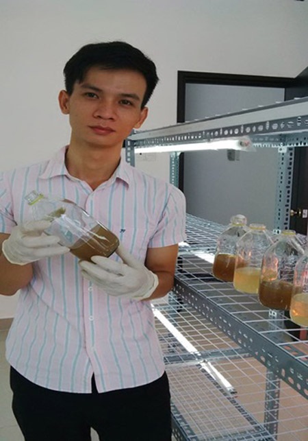 Những tỷ phú nông dân trẻ dám nghĩ, dám làm - 3 Tỷ phú nông dân trẻ Ngô Kim Lai trong phòng thí nghiệm nuôi trồng đông trùng hạ thảo ở công ty