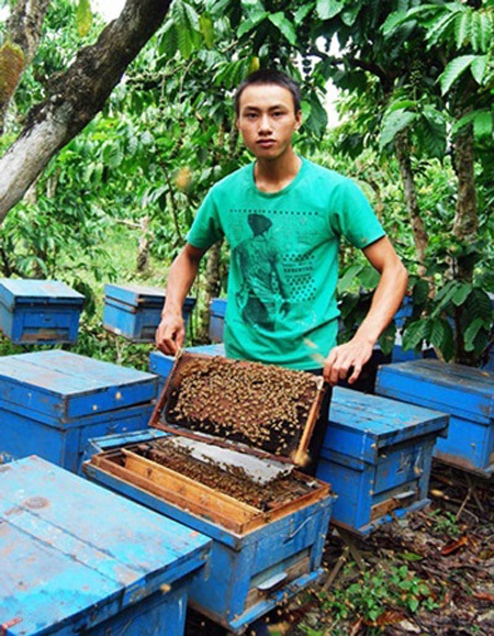 Những tỷ phú nông dân trẻ dám nghĩ, dám làm - 4 Tỷ phú nông dân trẻ Ngô Kim Lai trong phòng thí nghiệm nuôi trồng đông trùng hạ thảo ở công ty
