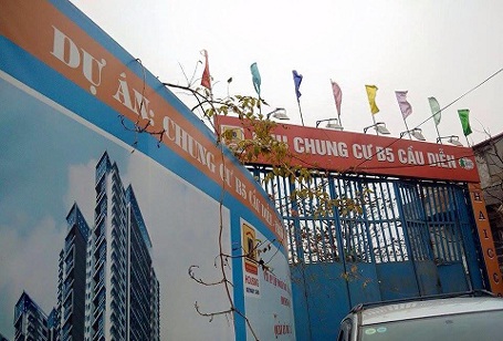 Vụ Chủ tịch Housing Group bị bắt: Hàng loạt sở ngành Hà Nội “dính chàm” - 1 Chung cư B5 Cầu Diễn vẫn đắp chiếu từ nhiều năm nay (Ảnh Lê Tú)