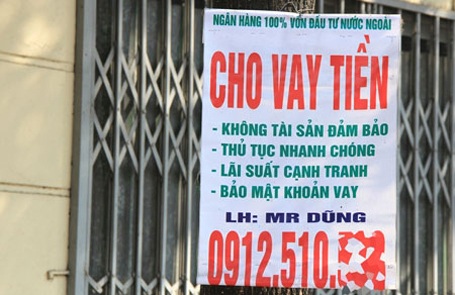 “Tín dụng đen” bủa vây dịp cuối năm - 1 Tín dụng đen” công khai quảng cáo trên đường