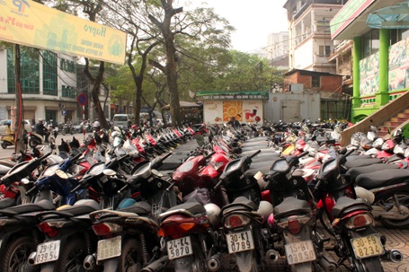 Bãi xe trước toàn nhà ở 51 Lê Đại Hành