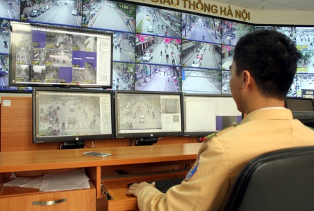 Một ngày tại trung tâm bắt lỗi vi phạm giao thông khắp Hà Nội
