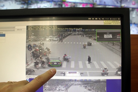 Ô tô mắc lỗi bị camera giám sát ghi lại hình ảnh