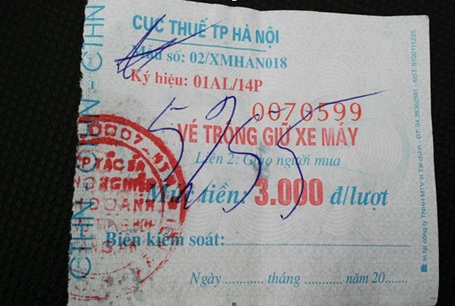 Không dễ xử lý bãi trông giữ xe “chặt chém” du khách? - 1 Vé in rõ 3.000 đồng/lượt xe máy nhưng thực chất người dân bị thu cao gấp đôi