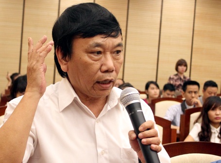 Một người dân vào hội trường họp báo truy TP Hà Nội kế hoạch chặt hạ, thay thế cây xanh