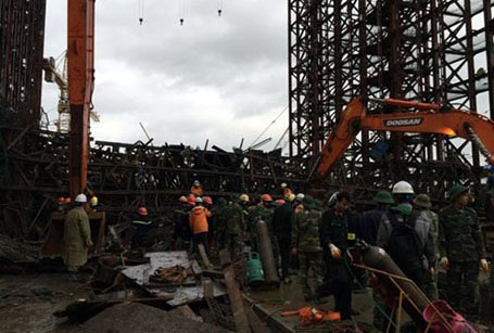 Hiện trường vụ sập giàn giáo làm nhiều người thương vong (Ảnh: Sinh Hiệp)