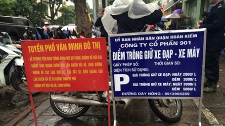 Tấm biển lạ ở tuyến phố văn minh đô thị (Ảnh: Tiền Phong)