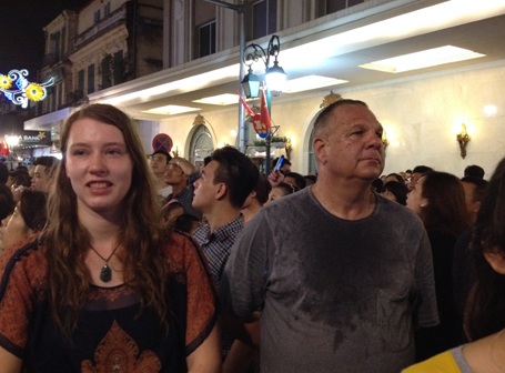 Du khách nước ngoài đứng đợi màn bắn pháo hoa đẹp mắt